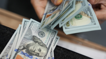 قفزة تاريخية لتحويلات المصريين بالخارج.. والبنك المركزي يكشف السبب